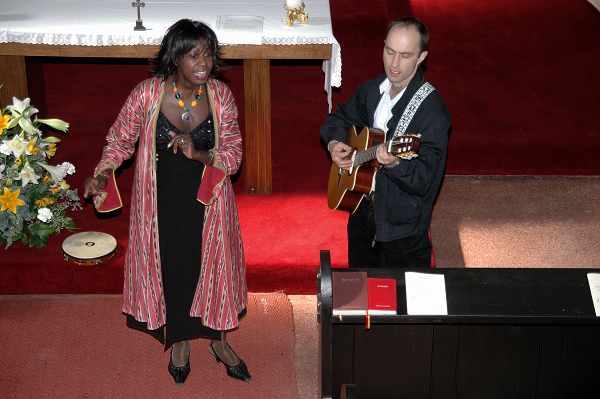 Jenny Bell und Wolfgang Hammer spielen in der Kirche.